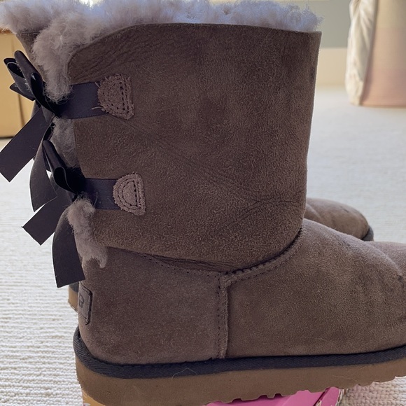 KIDS Ugg Bailey Bow Size 6 (fits women’s 8) - Picture 3 of 4